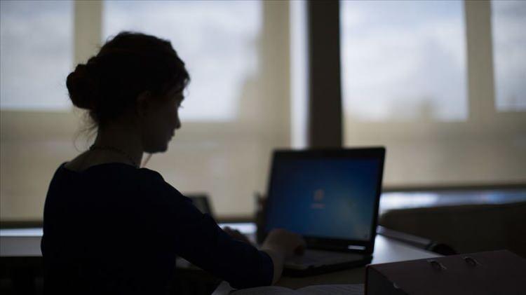 <p>SGK tarafından, küçük çocuğu olan kadınların iş yaşamından kopmaması ve çocuk bakıcılığının eğitimli kişilerce yaptırılması hedefiyle başlatılan EDUCARE II Projesi devam ediyor.</p>
<p> </p>
