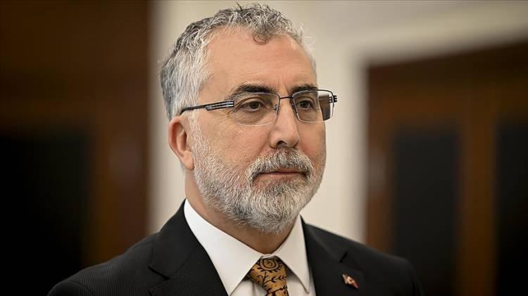 <p>Çalışma ve Sosyal Güvenlik Bakanı Vedat Işıkhan, AA muhabirine yaptığı açıklamada, daha güçlü Türkiye için kayıtlı istihdamın artırılmasının önemine dikkati çekerek, bu kapsamda kayıtlı kadın istihdamını desteklemeyi en önemli gündem maddelerinden biri olarak gördüklerini söyledi.</p>
<p> </p>