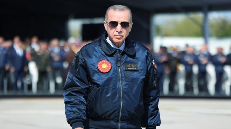 <p><strong><span style="color:rgb(178, 34, 34)">RECEP TAYYİP ERDOĞAN - T.C CUMHURBAŞKANI </span></strong></p>

<p> </p>

<p><strong>FUTBOLCU</strong></p>

<p> </p>

<p><strong>Ayrıca Cumhurbaşkanı Erdoğan, ilk kazancını çay ve simit satarak gerçekleştirmiştir.</strong></p>
