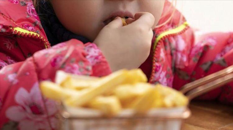 <p><strong>Özellikle Uzak Doğu ülkelerindeki içerik üreticilerinin gerçekleştirdiği <span style="color:#B22222">"Mukbang" </span>akımı, Türkiye'de de görülmeye başladı. Sosyal medya için kamera karşısına geçen çeşitli yaşlardan kullanıcılar, sağlıksız yemek tüketerek bu anları kaydedip takipçileriyle paylaşıyor.</strong></p>