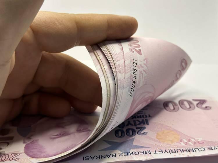 <p>TGRT Haber'de yer alan habere göre; SGK Başuzmanı İsa Karakaş <em><strong>"Emeklilikte çift maaş dönemi bitiyor. Hem emekli maaşını alıp hem çalıştığı iş yerinden maaş alma dönemi bitiyor"</strong></em> dedi.</p>
<p> </p>