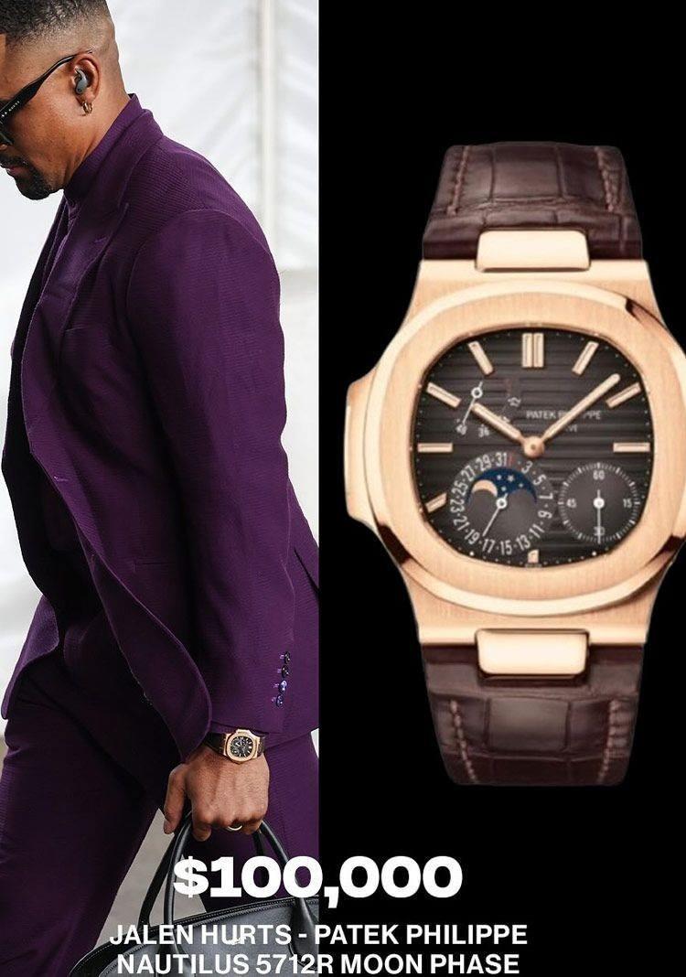 <p>Şampiyon Eagles’ın oyuncusu Jalen Hurts, Patek Philippe Nautilus 5712R ile Super Bowl'a çıktı. Kazanan oyun kurucunun pembe altın saati 85 bin 200 dolar değerinde…</p>