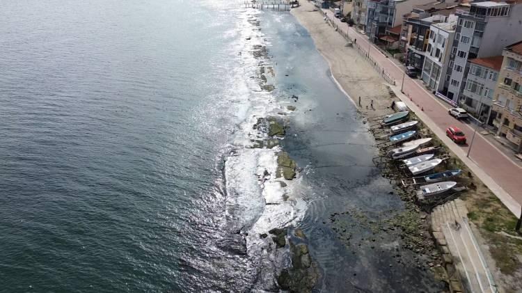 <p>Mevsimsel gelgitler nedeniyle oluşan çekilme sonucu, normalde su altında kalan ve bölge halkı tarafından 'Kral Yolu' olarak adlandırılan kayalıklar görünür hale geldi. </p>
