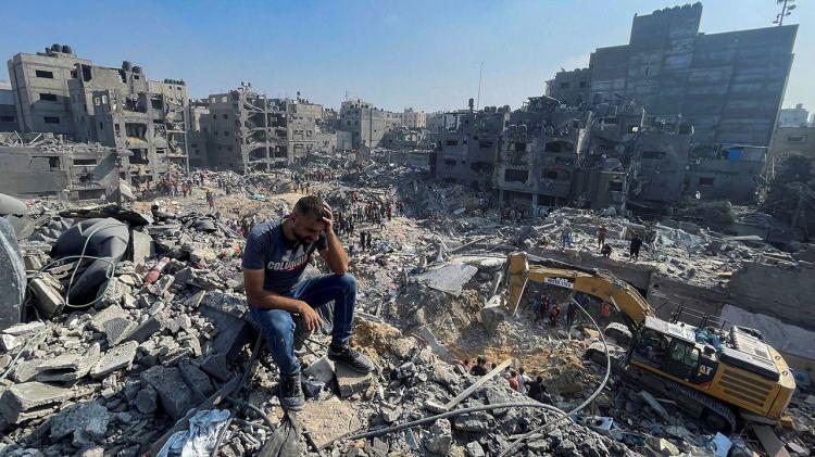 <p>Ankara'da yaklaşık 40 sivil toplum kuruluşunun yer aldığı Ankara Filistin Dayanışma Platformu da ABD ve bazı Avrupa ülkelerinin sınırsız desteğini alan İsrail'in Gazze'yi tamamen işgal edemediğini ve Filistin halkının direnişini kıramadığını aktardı. Platform, Trump'ın açıklamalarının Gazze'de etnik temizlik yapılacağı, Gazzelilerin yurtlarından sürüleceği, ABD askerleriyle Gazze'nin işgal edileceğinin ilanı anlamına geldiğini belirtti.</p>
<p> </p>
<p> </p>