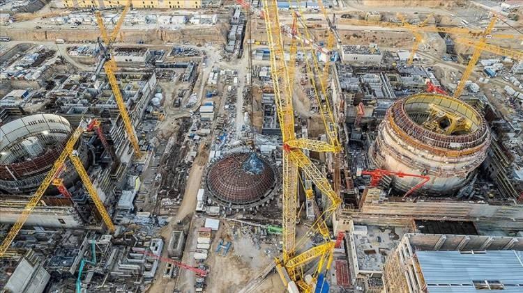 <p>Nükleer enerji; düşük karbon emisyonları ve sürdürülebilir üretim kapasitesi ile Türkiye’nin çevresel taahhütlerini yerine getirmesine katkıda bulunurken aynı zamanda enerji diplomasisi ve uluslararası iş birliği mekanizmaları için de önemli fırsatlar sunuyor.</p>