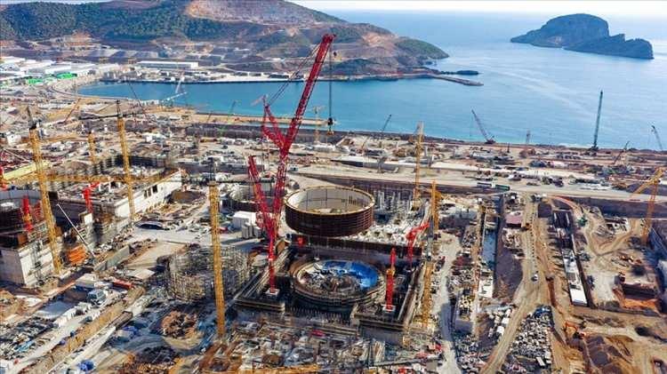 <p>Rapora göre nükleer enerji projelerinin başarıya ulaşmasında yalnızca teknik ve ekonomik boyutlar değil, aynı zamanda halkın güvenini kazanmak, çevresel sürdürülebilirlik ilkelerine bağlı kalmak ve uluslararası güvenlik standartlarına uyum sağlamak gibi unsurlar da belirleyici oluyor. </p>