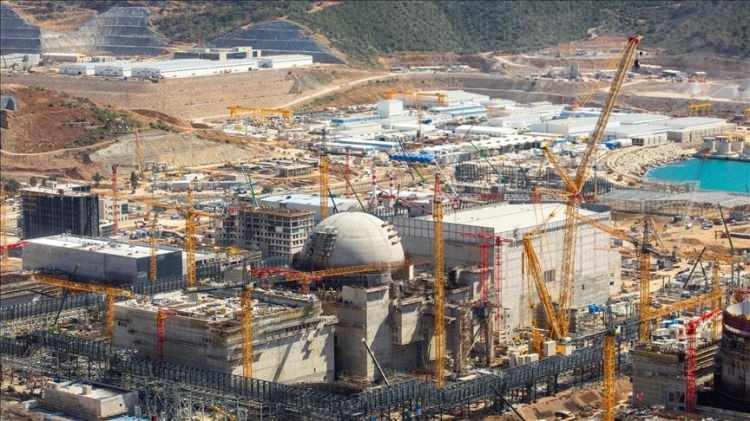 <p>Ancak bu projelerin başarısı yalnızca teknolojik altyapıya değil, aynı zamanda halkın güveninin artırılması, uluslararası standartlara uyum ve güçlü bir güvenlik çerçevesine dayanmaktadır. Türkiye’nin; yerli teknolojilerin geliştirilmesi, enerji diplomasisinin güçlendirilmesi ve sürdürülebilir politikalar oluşturulması yönündeki çabaları, nükleer enerjiyi stratejik bir avantaj olarak kullanmasına imkan sağlayacaktır. </p>