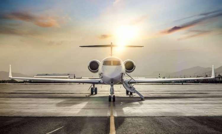 <p>Birçok iş insanı jet kullanılıyor ve bunlar arasında en pahalı, en lüks ve en uzun menzilli modellerden biri olarak öne çıkan Gulfstream G700, sunduğu konfor ve yüksek teknolojisiyle dikkat çekiyor. </p>
