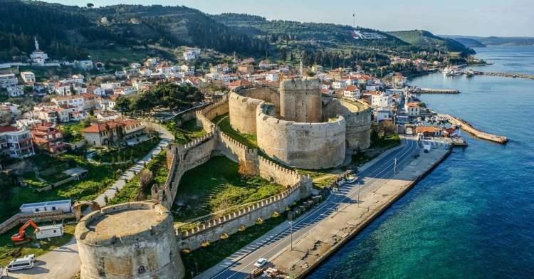 <p><span style="color:#B22222"><strong>Çanakkale</strong></span></p>
<p> </p>
<p>Yaşlı oranı (65 +): Her 100 kişiden 17'si</p>