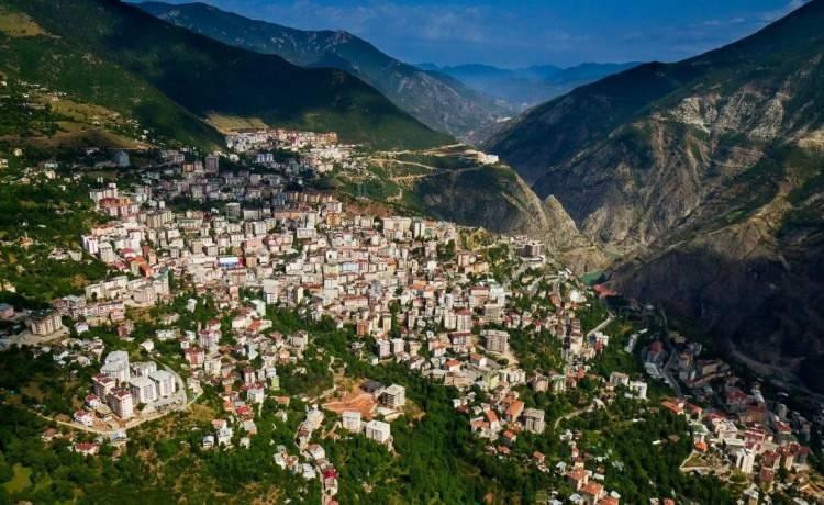 <p><span style="color:#B22222"><strong>Artvin</strong></span></p>
<p> </p>
<p>Yaşlı oranı (65 +): Her 100 kişiden 18'i</p>
