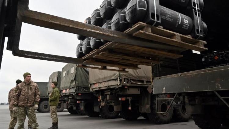 <p>ABD Kongresi, 2022'de başlayan büyük ölçekli savaşın patlak vermesinden bu yana Ukrayna'ya 170 milyar doların üzerinde kaynak ayırdı. Bu, 60 milyar doların üzerinde askeri destek sağlanmasını da içeriyor. Ukrayna Devlet Başkanı Volodymyr Zelensky, geçen ay bu yardımın yarısından azının Ukrayna'ya ulaştığını iddia etti.</p>
<p>AB ve üye ülkeleri, büyük ölçekli savaş sırasında 145 milyar dolar değerinde mali, askeri ve insani yardım sağladı.</p>