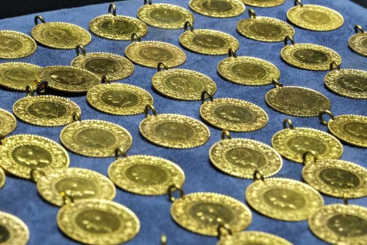 <p>Uzmanlar, merkez bankalarının altın alımını durdurduğu senaryoda altın fiyatlarında ciddi düşüşler yaşanacağını ve yatırımcının bu haber akışlarını takip etmesi gerektiğini öngörüyor.</p>