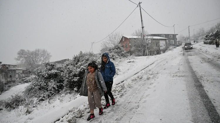 <p><strong>KAHRAMANMARAŞ</strong></p>

<p> </p>

<p>Kahramanmaraş'ın Çağlayancerit ve Nurhak ilçelerinde kar yağışı ve olumsuz hava koşulları nedeniyle yarın eğitime ara verildi.</p>

<p>İlçe Kaymakamlıklarından yapılan açıklamada, şu ifadelere yer verildi:</p>

<p> </p>

<p>