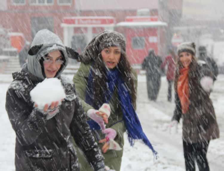 <p><strong>YOZGAT</strong></p>

<p> </p>

<p>Yozgat'ta, olumsuz hava koşulları nedeniyle bazı ilçeler ile kent merkezinde eğitime 1 gün ara verildi.</p>

<p> </p>

<p>Yozgat Valiliğinden yapılan yazılı açıklamada, kent merkezi ile Akdağmadeni, Çayıralan ve Çandır ilçelerinde Milli Eğitim Bakanlığına bağlı resmi ve özel tüm örgün ve yaygın eğitim kurumlarında eğitime bugün ara verildiği belirtildi.</p>

<p> </p>

<p>Açıklamada, şunlar kaydedildi:</p>

<p> </p>

<p>