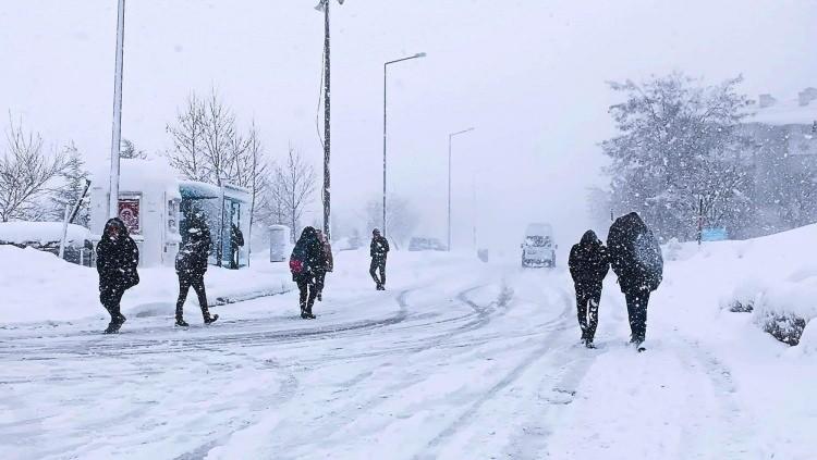 <p><strong>NEVŞEHİR</strong></p>

<p> </p>

<p>Nevşehir il genelinde yoğun kar yağışı ve olumsuz hava şartları nedeniyle eğitime 1 gün ara verildi.</p>

<p> </p>

<p>Nevşehir Valiliğinden yapılan açıklamada, il genelinde tüm eğitim kurumlarında 13 Şubat Perşembe günü eğitim ve öğretime 1 gün süre ile ara verildiği belirtildi. Açıklamada, 