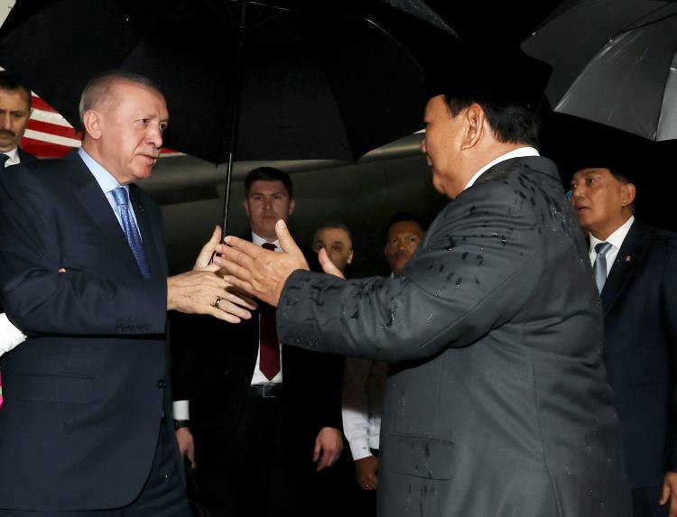 <p>Cumhurbaşkanı Erdoğan`ı, Halim Perdanakusuma Askeri Havalimanı`nda, Endonezya Cumhurbaşkanı Prabowo Subianto, Türkiye`nin Cakarta Büyükelçisi Talip Küçükcan ve diğer yetkililer karşıladı.</p>
