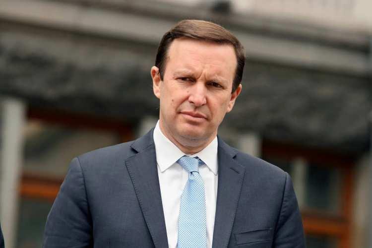 <p><strong>Connecticut'tan Demokrat senatör Chris Murphy</strong>, X'te yaptığı paylaşımda, "Gazze'yi devralmıyoruz. Tamamen aklını kaçırdı. ABD'nin Gazze'yi işgali binlerce ABD askerinin katledilmesine ve Orta Doğu'da onlarca yıl sürecek bir savaşa yol açacaktır. Bu kötü bir şaka gibi." dedi.</p>
<p> </p>