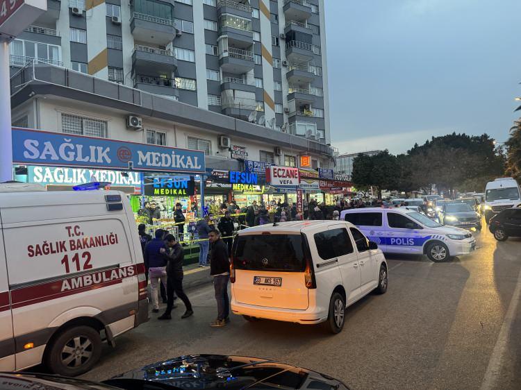 <p>İhbar üzerine adrese çok sayıda polis ve sağlık ekibi sevk edildi. </p>
