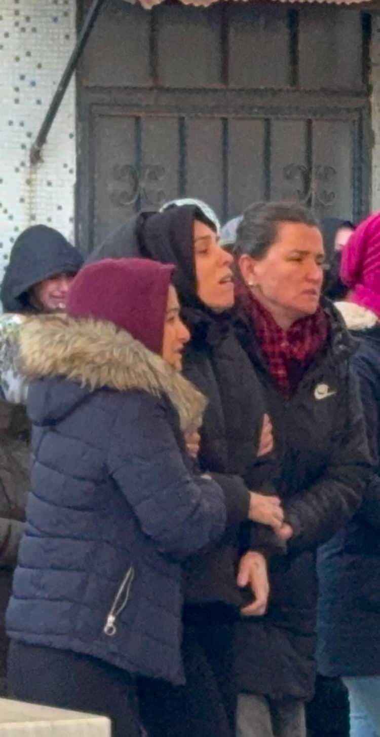 <p>Kızının tabutuna sarılan G.U., “Güzel kızım benim, kokusuna doyamadığımı kızım, seni bu tabuta nasıl koydular. Seni böyle bırakamam. Annem, güzel kızım benim" diye gözyaşı dökmüştü.</p>