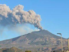 <p>İtalya'nın güneyindeki aktif yanardağlardan Etna'da 8 Şubat'ta başlayan lav akışının devam ettiği bildirildi. </p>
