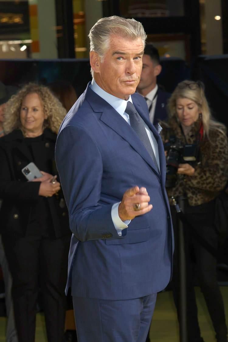 <p><span style="color:#FF0000"><strong>GERÇEK PİERCE BROSNAN OLAYA SON NOKTAYI KOYDU</strong></span></p>
<p><span style="color:#000000"><strong>Kendisiyle tanışmak izin bilet satıldığını öğrenen gerçek Pierce Brosnan ise hemen harekete geçti ve avukatları aracılığıyla Simms'e bir ihtarname göndererek etkinliğin iptal edilmesi talebinde bulundu.</strong></span></p>
