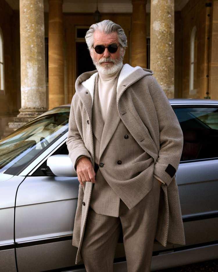 <p><span style="color:#000000"><strong>Sahte Pierce Brosnan, ücret karşılığında bunu kabul etti ve Simms, sinemanın 'James Bond'larından biriyle tanışmak isteyenlere yaklaşık 20 bin Sternlik bilet sattı.</strong></span></p>