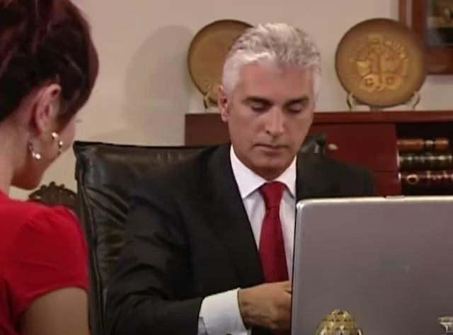 <p>Yıllar geçmesine rağmen tekrarlarıyla gündemden düşmeyen Yaprak Dökümü dizisinde Yaman Bey  karakterine hayat veren Bülent Fil, bir süredir ekranlar uzak yaşam sürüyor. </p>
