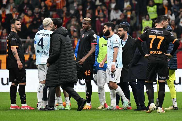 <p>Galatasaray-Adana Demirspor maçı, konuk ekibin sahadan çekilmesiyle birlikte yarıda kalmıştı. Yaşanan olaylar sonrası TFF Yönetim Kurulu harekete geçti.</p>
