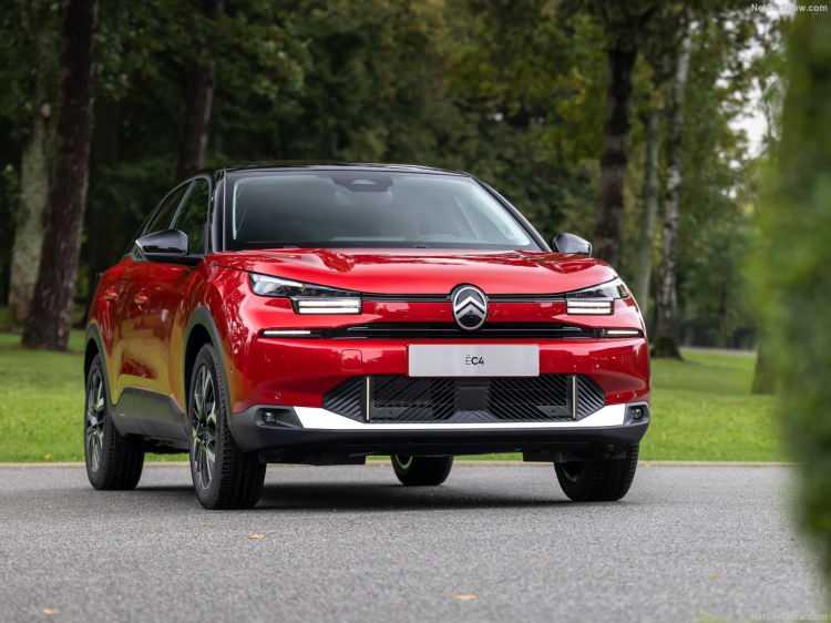 <p>Yeni Citroen C4 ülkemizde 1 milyon 470 bin liradan ve yeni e-C4 1 milyon 510 bin liradan başlayan fiyatlarla satışa sunulurken, yeni C4 X ise 1 milyon 520 bin liradan ve yeni e-C4 X ise 1 milyon 500 bin liradan başlayan fiyatlarla tüketicilerle buluşturuluyor.</p>
