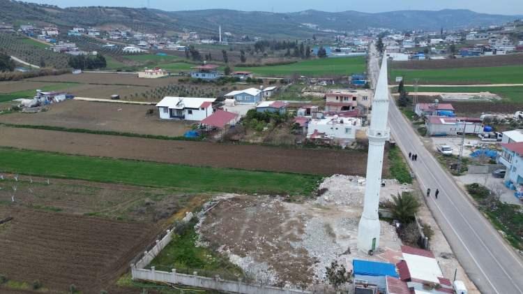<p>Kahramanmaraş merkezli 6 Şubat depremlerinden etkilenen <strong>Hatay'ın 5 bin nüfuslu, bin 100 haneli Tanışma Mahallesi'nde 4 cami depremden etkilendi.</strong> Mahalle sakinlerinin desteğiyle yeni bir cami inşa edilirken, 2 cami minaresiz, iki minare de camisiz kaldı. </p>
