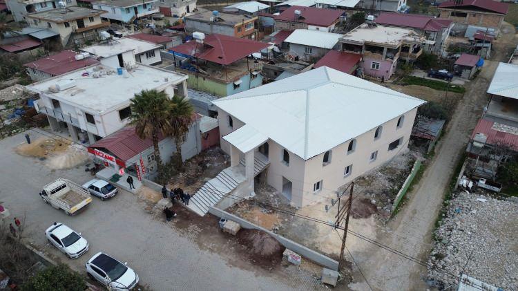 <p>Depremin izlerini silmek için mahalleli tarafından yeni bir caminin inşa edildiği Tanışma Mahallesi’nde, 2 cami minaresiz kalırken, 2 minare de camisiz kaldı. </p>

