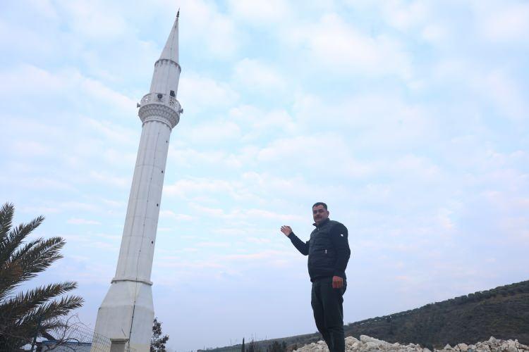 <p><span style="color:#A52A2A"><strong>"CAMİSİZ KALDIK AMA MİNAREMİZ DURUYOR"</strong></span></p>

<p>Depremde camilerin zarar gördüğünü belirten Mehmet Arslan, <strong>"6 Şubat depreminde camimiz buradaydı ama yıkıldı. Camisiz kaldık ama minaremiz duruyor. Mahallemizde 2 minare camisiz, 2 camimiz ise minaresiz kaldı. Hayırseverlerden gelecek yardımlarla yapmayı istiyoruz."</strong> şeklinde konuştu.</p>
