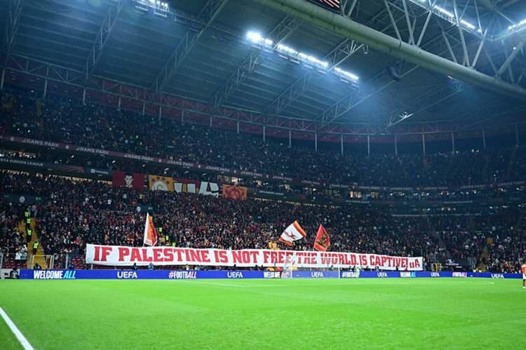 <p>Taraftarların açtığı pankartlarda, "Filistin'e olan sarsılmaz desteklerinden dolayı Celtic taraftarlarına teşekkür ediyoruz" ifadesi kullanıldı.</p>

<p> </p>
