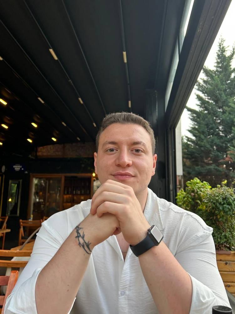 <p><span style="color:#A52A2A"><strong>TIP EĞİTİMİ ALDIĞI ÖĞRENİLDİ </strong></span></p>

<p>Ayber Erkut'un ise yurt dışında 2 yıl tıp eğitimi aldığı ancak bu yıl ülkesine geri dönerek üniversite sınavına hazırlandığı bilgisine ulaşıldı. </p>
