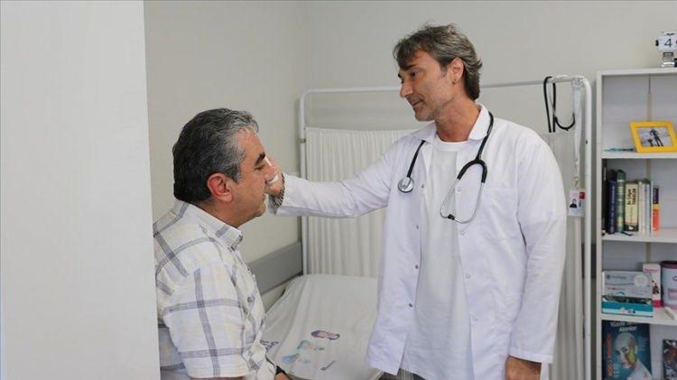 <p>Yıkım kararı, kentsel dönüşüm ve imar düzenlemesi gibi zorunlu nedenlere bağlı olarak aile sağlığı merkezinin boşaltılması gereken durumlarda aile sağlığı merkezi, öncelikle var ise müdürlükçe gösterilen kamuya ait bir mekâna, yok ise müdürlükçe uygun süre verilmesi kaydıyla aile hekimlerince temin edilen uygun mekâna taşınacağı açık şekilde belirtilmiş olup süreç netleşti.</p>

