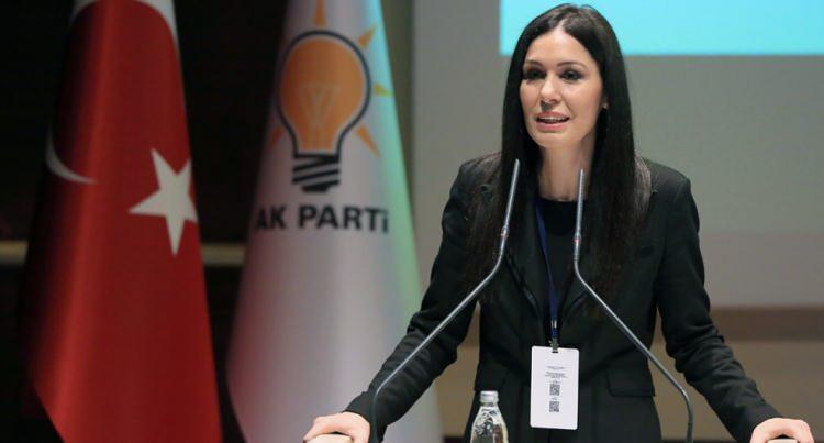 <p>Çiğdem Karaaslan</p>

<p>13 Ağustos 1979 yılında İstanbul'da doğdu. Bilkent Üniversitesi Güzel Sanatlar Tasarım ve Mimarlık Fakültesi Kentsel Tasarım ve Peyzaj Mimarlığı Bölümü’nü bitirdi. Ankara Üniversitesi’nde yüksek lisansını tamamladı. 2006'dan beri MKYK üyeliğine seçilen Karaaslan, bu görevine devam etmektedir. 25., 26., 27. ve 28. dönem Samsun milletvekili olan Çiğdem Karaaslan, iyi derecede İngilizce bilmektedir. Evlidir ve iki çocuk annesidir.</p>
