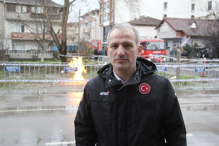 <p>İtfaiye ekipleri numune alınması için gazın çıktığı çukurun üzerini yangın battaniyesiyle örtüp, üzerine su sıkarak alevi söndürdü.</p>