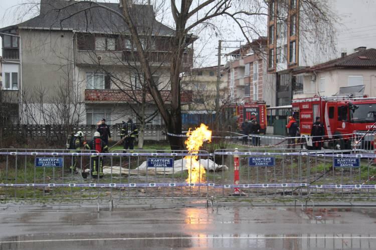 <p>İhbar üzerine üzerine bölgeye itfaiye, AFAD, polis ve sağlık ekipleri sevk edildi. Şerit çeken ve demir bariyerle yangının çevresine girişleri kapatan ekipler, bölgede güvenlik önlemi aldı.</p>