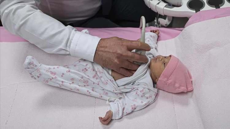 <p>SMA tedavileri bugüne kadar doğumdan sonra yapılıyordu. Sonuç doğum öncesi müdahalenin faydalı olacağını gösteriyor.<br />
<br />
Hastaneye göre hastalığa motor nöron proteini eksikliği hastalığa yol açıyor. Kasların sinirlerden sinyal almasını sağlayan bu protein hayati önemde. İlaç bu proteinin daha fazla üretilmesini sağlıyor.</p>