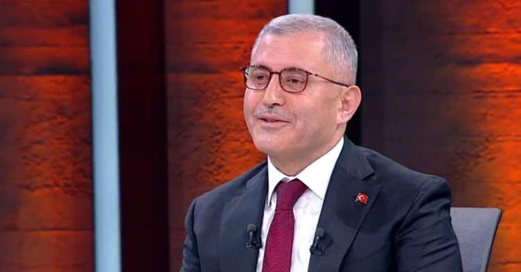 <p>Hilmi Türkmen</p>

<p><br />
1 Mart 1973 tarihinde Trabzon'un Şalpazarı ilçesinde dünyaya geldi. İlkokulu Şalpazarı'da okuduktan sonra hafızlık eğitimini aldı. Liseyi Vakfikebir İmam Hatip Lisesi'nde tamamladi. İstanbul Üniversitesi Hukuk Fakültesi'nden mezun oldu. Serbest avukat olarak meslek hayatına 1996 yılında atıldı. Çeşitli sivil toplum kuruluşlarının kurulmasına öncülük etti. Eğitim, kültür ve sosyal yardım gibi alanlarda çalışmalar yaptı. Klasik Türk Sanatları Vakfı'nın kurucularındandır. Evli ve 4 çocuk babasıdır. Yabancı dil olarak İngilizce bilmektedir.</p>
