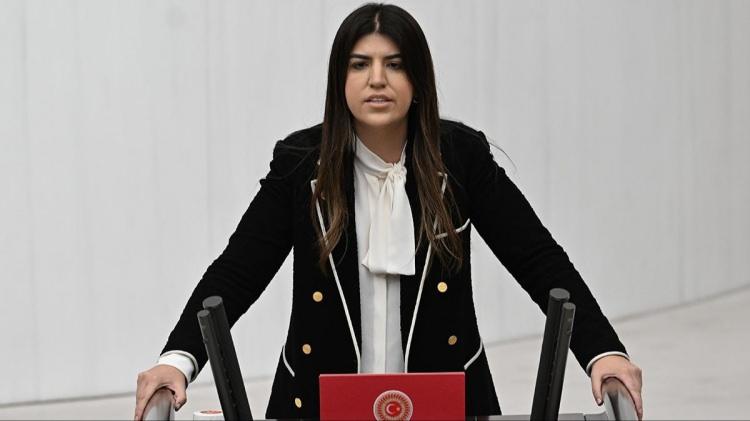 <p>Derya Ayaydın</p>

<p>İşletme ve finans uzmanı; Galatasaray Lisesi’nde eğitimini tamamlamasının ardından İngiltere London Metropolitan Üniversitesi İşletme Bölümü’nü bitirdi. Uzun süre bankacılık sektöründe faaliyet gösterdi. 2013 yılından bu yana özel bir şirkette üst düzey yönetici ve yönetim kurulu üyeliği görevlerini yürüttü. Galatasaray Cemiyeti ve Galatasaray Spor Kulübü üyesi ve ailesi ile birlikte Mardinliler Eğitim ve Dayanışma Vakfı (MAREV) kurucu üyesidir. Ayaydın, çok iyi düzeyde Fransızca ve İngilizce bilmektedir.</p>
