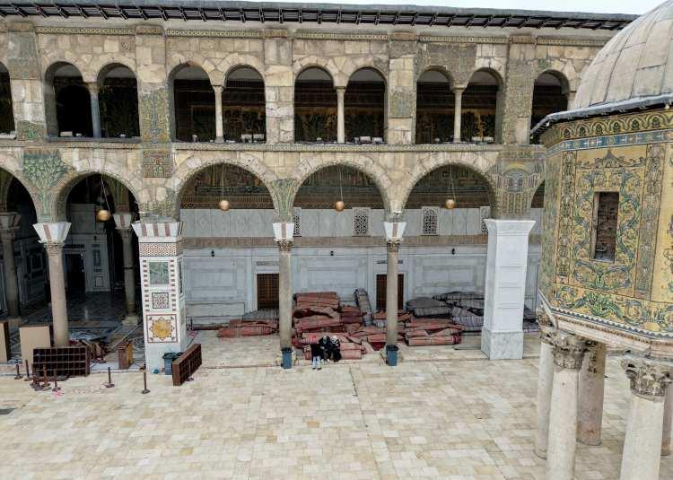 <p><strong>- EMEVİ CAMİSİ</strong></p>
<p>Suriye’nin başkenti Şam'da yer alan ve İslam dünyasının en eski ve en önemli camilerinden Emevi Camisi, 715 yılında Emevi halifesi Velid tarafından inşa ettirildi.</p>
<p> </p>