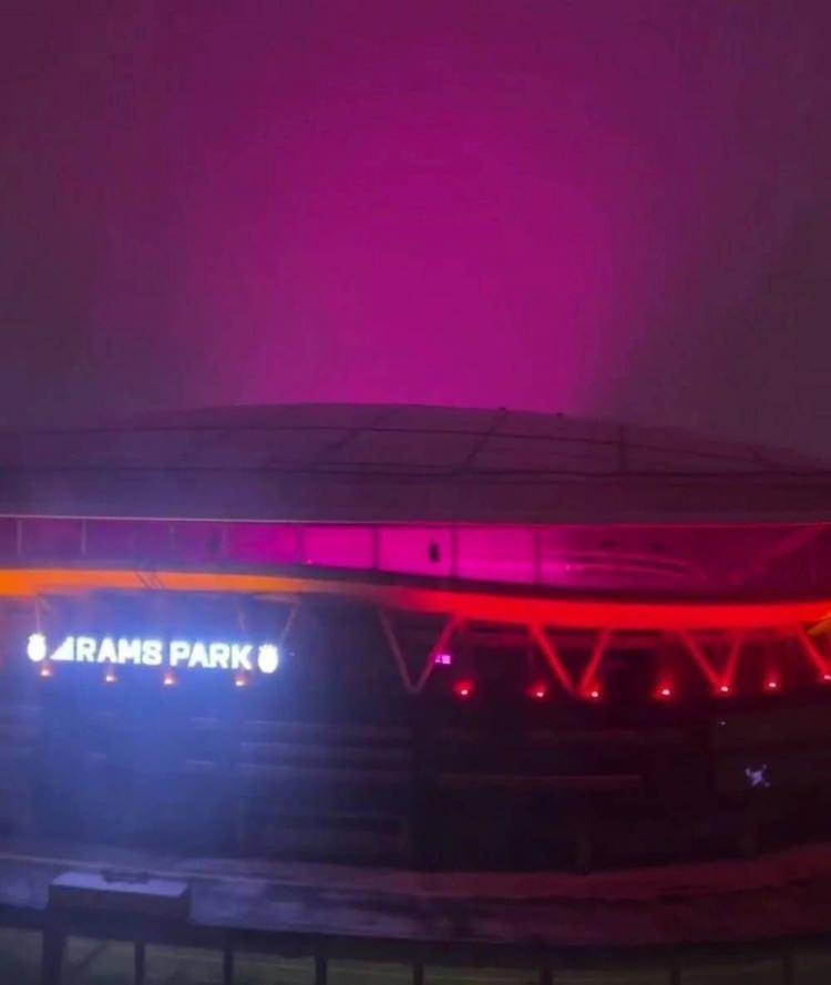 <p>NEDENİ BELLİ OLDU</p>
<p>Ancak olayın herhangi bir doğa olayı olmadığı, Galatasaray-AZ Alkmaar maçı öncesi Galatasaray stadındaki çim ısıtma çalışmalarından kaynaklı bulutlara vuran ışık olduğu ortaya çıktı.</p>