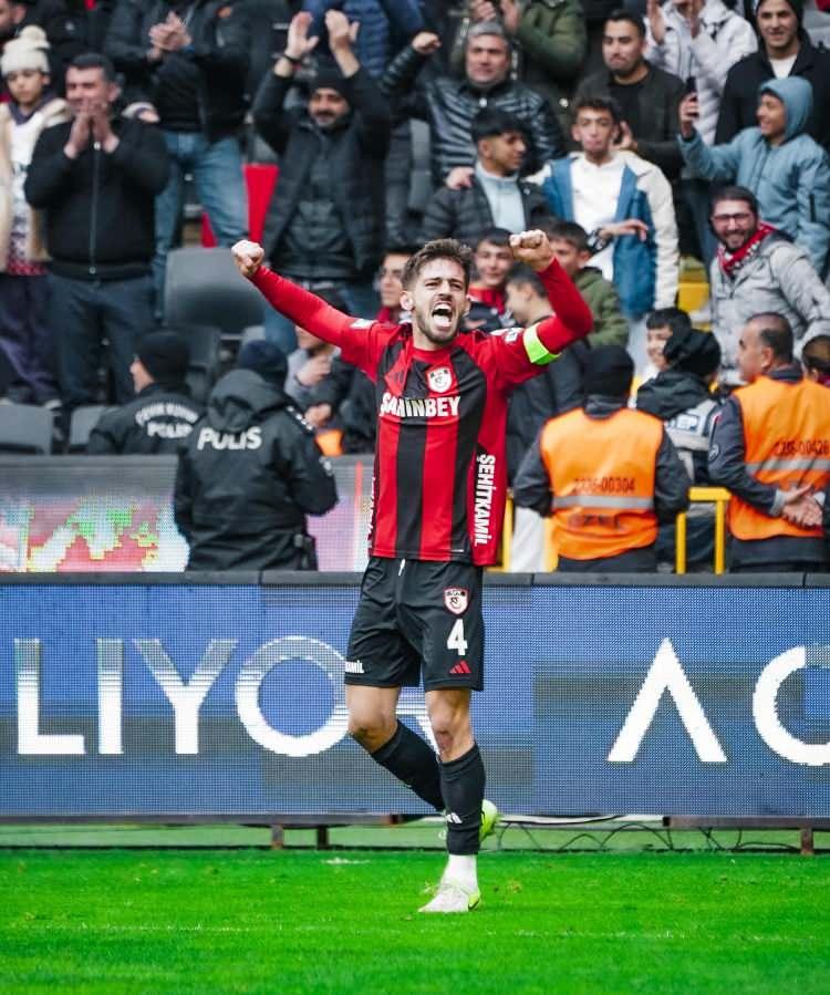 <p>Arda Kızıldağ<br />
<br />
Kulüp: Gaziantep FK<br />
<br />
Yaş: 26<br />
<br />
Mevki: Stoper</p>
