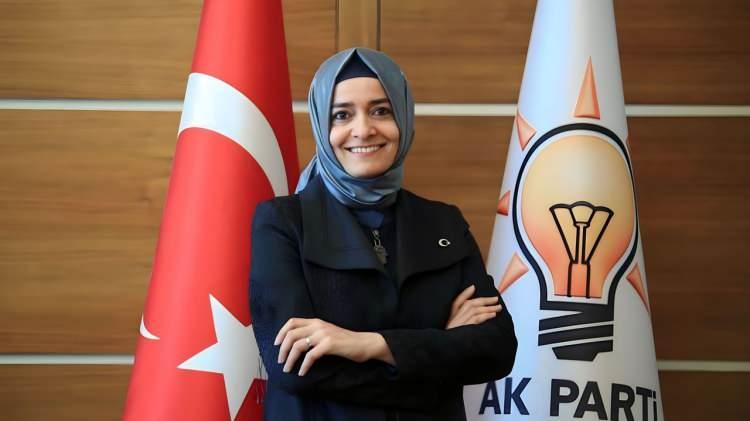 <p>Fatma Betül Sayan Kaya<br />
31 Ocak 1981 tarihinde İstanbul'da doğdu. Bilkent Üniversitesi Elektrik-Elektronik Mühendisliği'nden şeref derecesiyle mezun oldu. İstanbul Üniversitesi Cerrahpaşa Tıp Fakültesi'nden mezun oldu. Adalet ve Kalkınma Partisi 26. ve 27. dönemlerde İstanbul milletvekili seçildi. 65. hükümette Aile ve Sosyal Politikalar Bakanı olarak yer aldı. Evli, 2 çocuk annesi. Çok iyi düzeyde İngilizce ve Almanca biliyor.</p>
