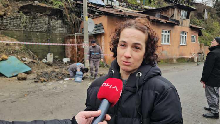 <p>Günün aydınlanmasıyla da binanın altındaki toprağın duvarla birlikte çöktüğü, evin temelinin ortaya çıktığı görüldü.</p>