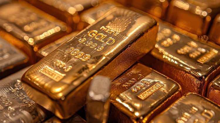 <p>UBS de altın fiyatlarına ilişkin tahminlerini güncelleyerek altının önümüzdeki yıllarda yüksek seviyelerde dengelenmeden önce 3<strong>.200 doların</strong> üzerine çıkabileceğini tahmin etti.</p>
<p> </p>
