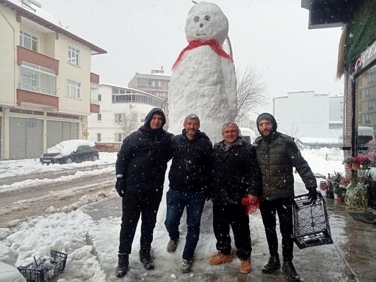 <p>İlhan Aksoy ise kardan adamı çok beğendiğini dile getirerek <strong>"Bir daha böyle kar yağışı bulamayız diye düşündüm. Arkadaşıma, 'Birinci kata kadar kardan adam yapar mısın?' diye sordum. O da 'Yaparım' dedi. Gerçekten harika olmuş."</strong> ifadelerini kullandı.</p>