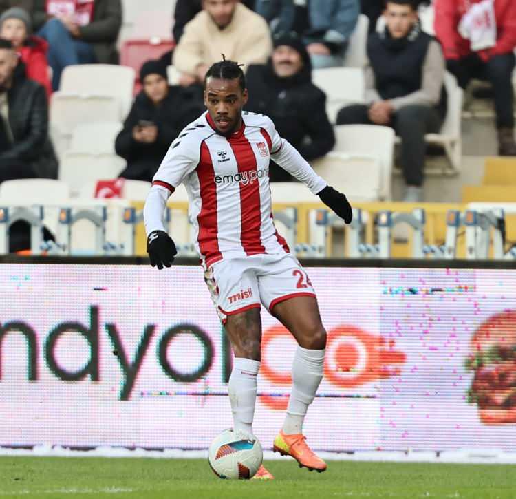 <p>Garry Rodrigues<br />
<br />
Kulüp: Sivasspor<br />
<br />
Yaş: 34<br />
<br />
Mevki: Sol Kanat</p>

