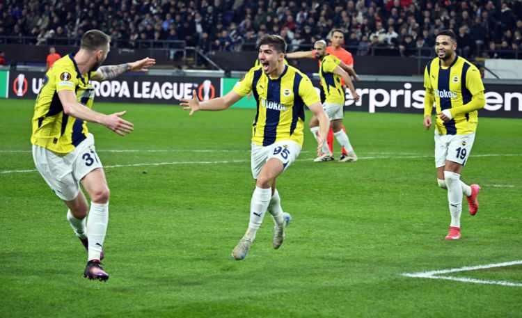 <p>Fenerbahçe, UEFA Avrupa Ligi'nde Anderlecht'le 2-2 berabere kalsa da toplamda 5-2'lik skorla son 16 turuna yükseldi. </p>
